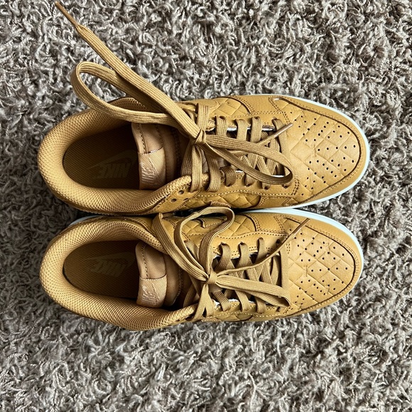 Nike Dunks Wheat/Sail, size 7 Women’s - Picture 3 of 6